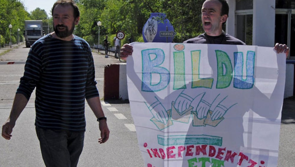 El preso etarra Ander Arruti enarbola una pancarta a favor de Bildu