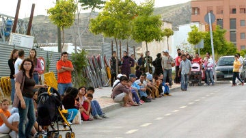 Vecinos de Lorca esperan en la calle