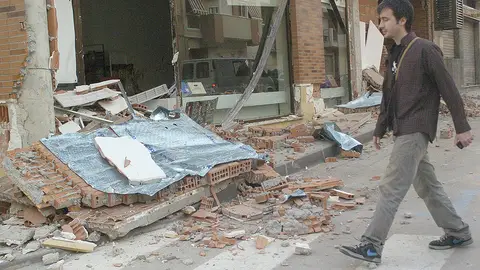 Un edificio destruido en Lorca Un edificio destruido en Lorca