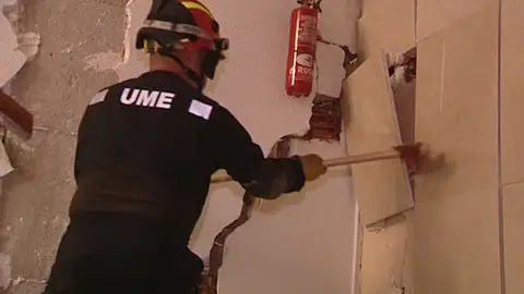 Un efectivo del UME realiza su trabajo Un efectivo del UME realiza su trabajo