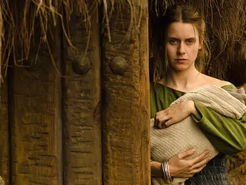 Helena tiene la mirada perdida Helena tiene la mirada perdida