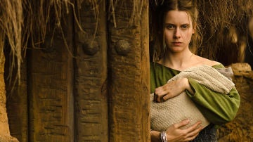 Helena tiene la mirada perdida