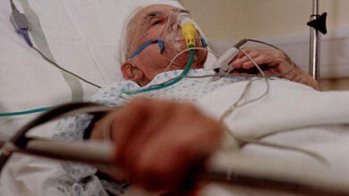 Madrid aprueba una ley por una muerte digna con el menor sufrimiento