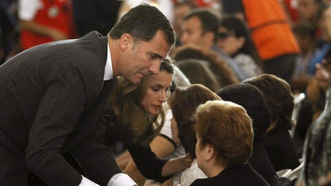 Los Pr&iacute;ncipes consuelan a las v&iacute;ctimas del terremoto en Lorca