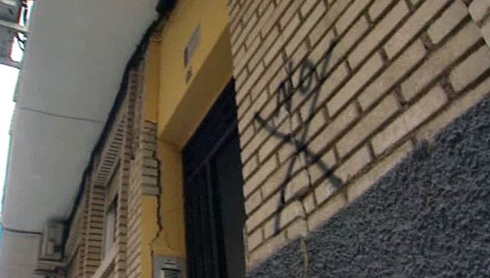 Cruz negra en un edificio lorquino