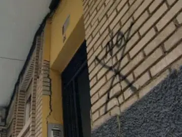 Cruz negra en un edificio lorquino Cruz negra en un edificio lorquino