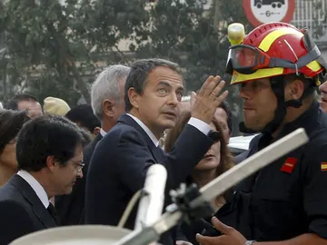 Zapatero visita el barrio más afectado Zapatero visita el barrio más afectado