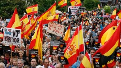 Miles de personas claman en Madrid contra la presencia de Bildu en las urnas 