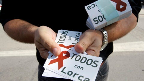 Pegatinas solidarias con la tragedia de Lorca