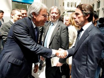 Reencuentro entre Felipe González y José María Aznar
