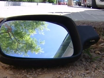 Un retrovisor arrancado Un retrovisor arrancado