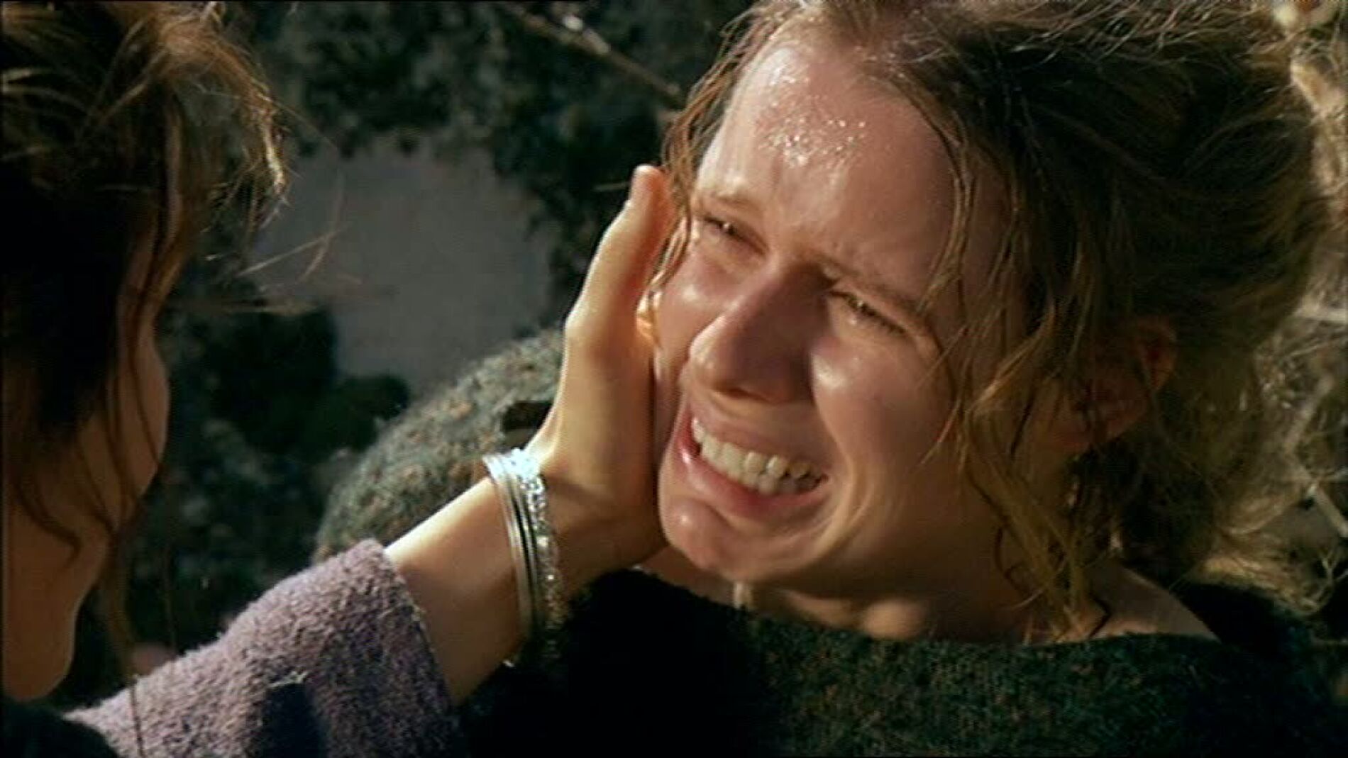 Nerea ayuda a Helena a dar a luz y Alejo decide llevarse a su hijo si Helena decide huir