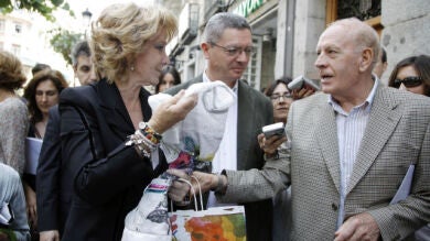 Gallardón le regala a Aguirre una camiseta 