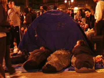 Así pasaron la noche los manifestantes de Sol Así pasaron la noche los manifestantes de Sol