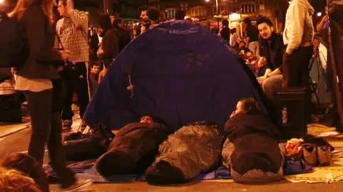 Así pasaron la noche los manifestantes de Sol Así pasaron la noche los manifestantes de Sol