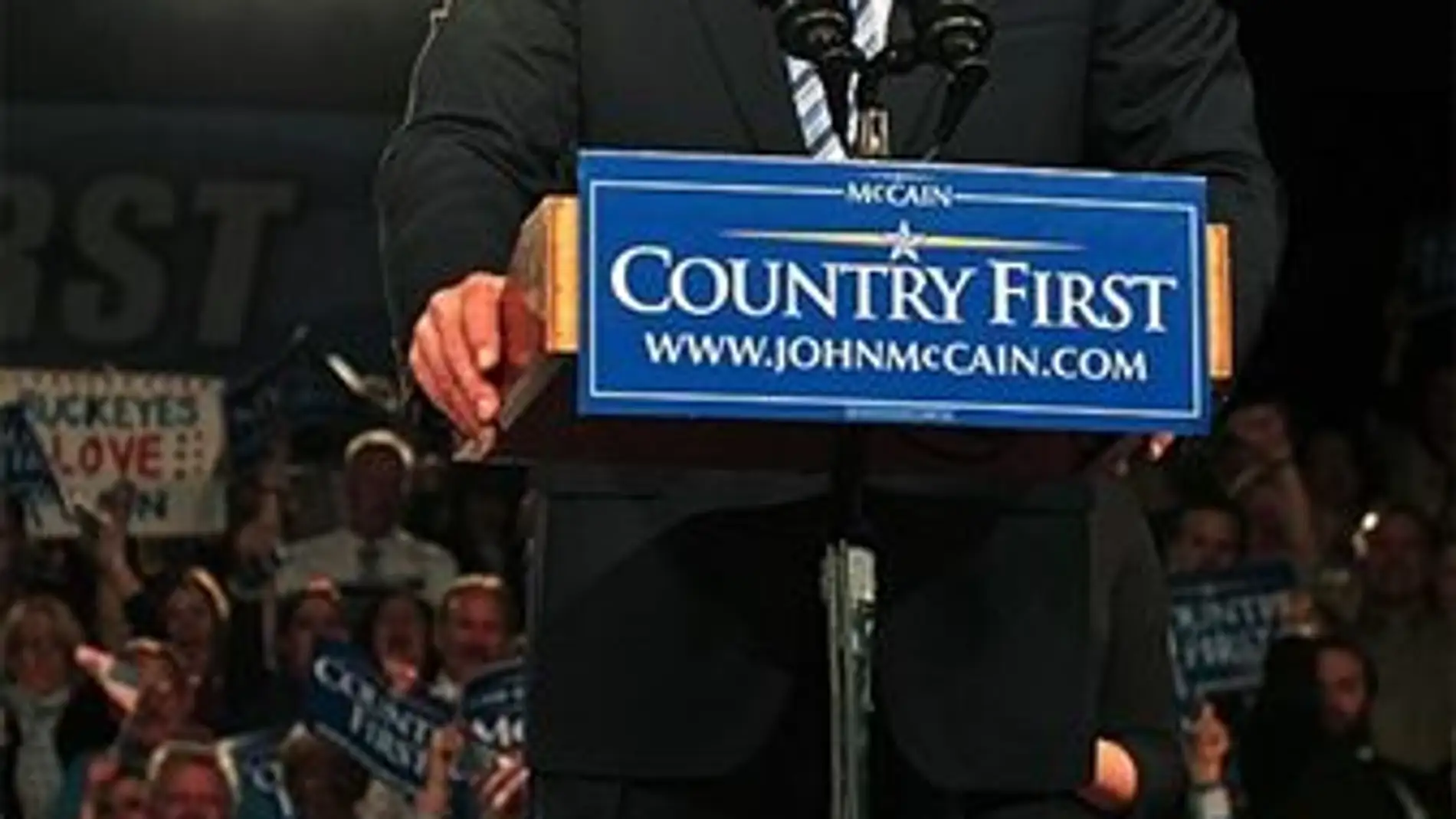 Ed Harris como McCain