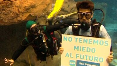 El candidato del PP en San Sebastián se mete en un acuario entre tiburones