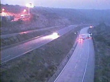 La lluvia provoca el accidente de un camión en la carretera de Valencia, en Madrid