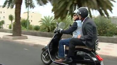 El coche oficial descansa en campaña