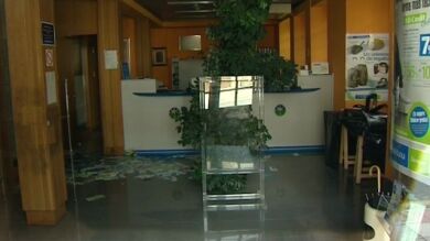 Un ertzaina recibe una puñalada al evitar el robo a un banco 