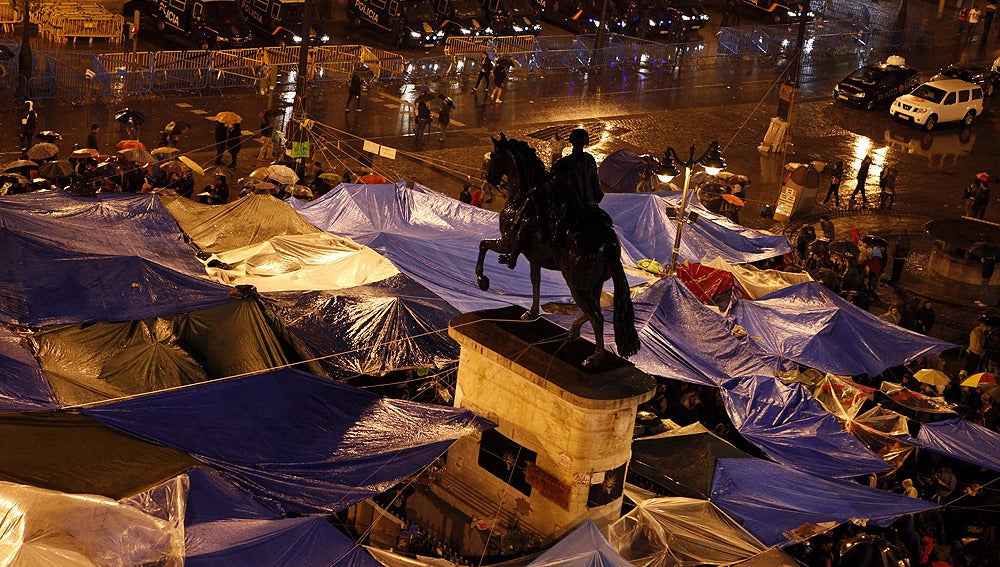 Acampada en Sol bajo la lluvia