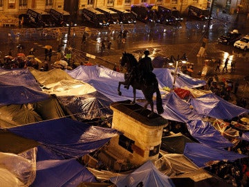 Acampada en Sol bajo la lluvia