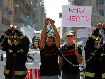 Los bomberos se manifiestan en Barcelona en busca de una mejora del convenio colectivo