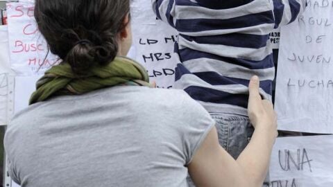 Una madre sostiene a su beb&eacute; en las protestas