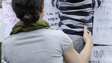 Una madre sostiene a su bebé en las protestas Una madre sostiene a su bebé en las protestas