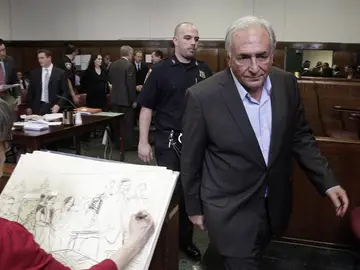Dominique Strauss-Kahn a su salida de una audiencia en la Corte Suprema Dominique Strauss-Kahn a su salida de una audiencia en la Corte Suprema
