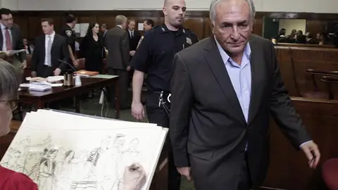 Dominique Strauss-Kahn a su salida de una audiencia en la Corte Suprema Dominique Strauss-Kahn a su salida de una audiencia en la Corte Suprema