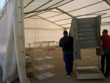 Preparación de una carpa electoral en Lorca