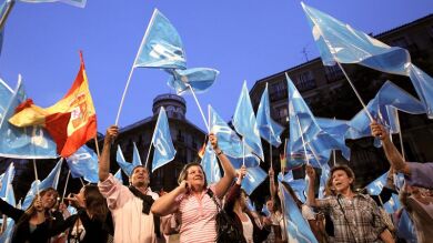 Decenas de simpatizantes celebran el triunfo del PP frente a la sede de Génova