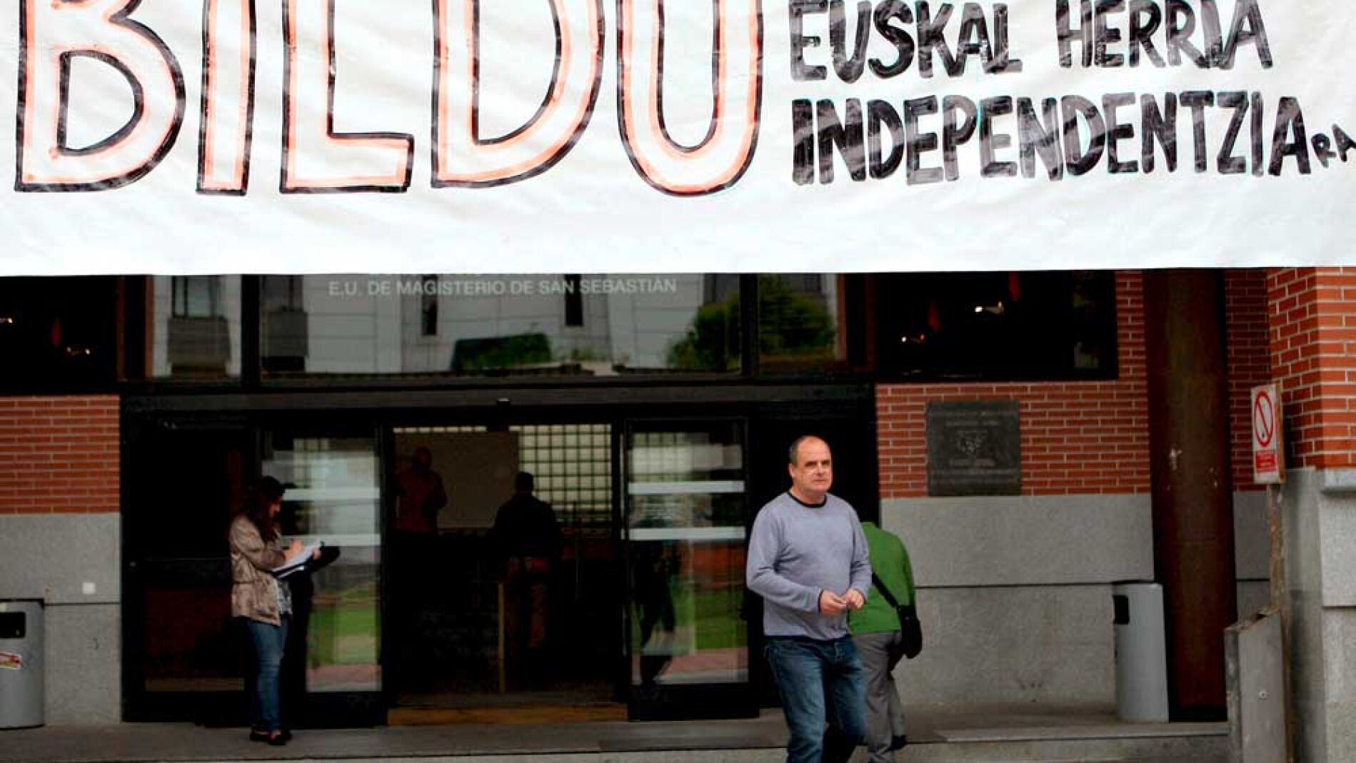 Cartel de apoyo a Bildu