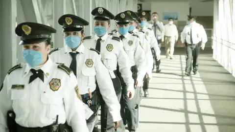Policías mexicanos con mascarillas Policías mexicanos con mascarillas