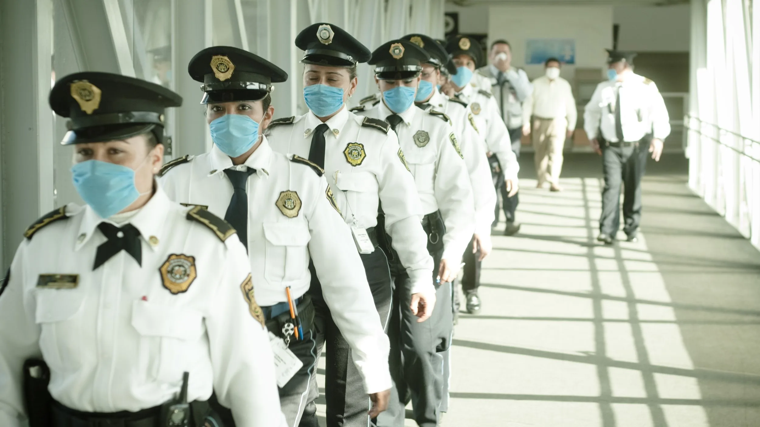 Policías mexicanos con mascarillas Policías mexicanos con mascarillas