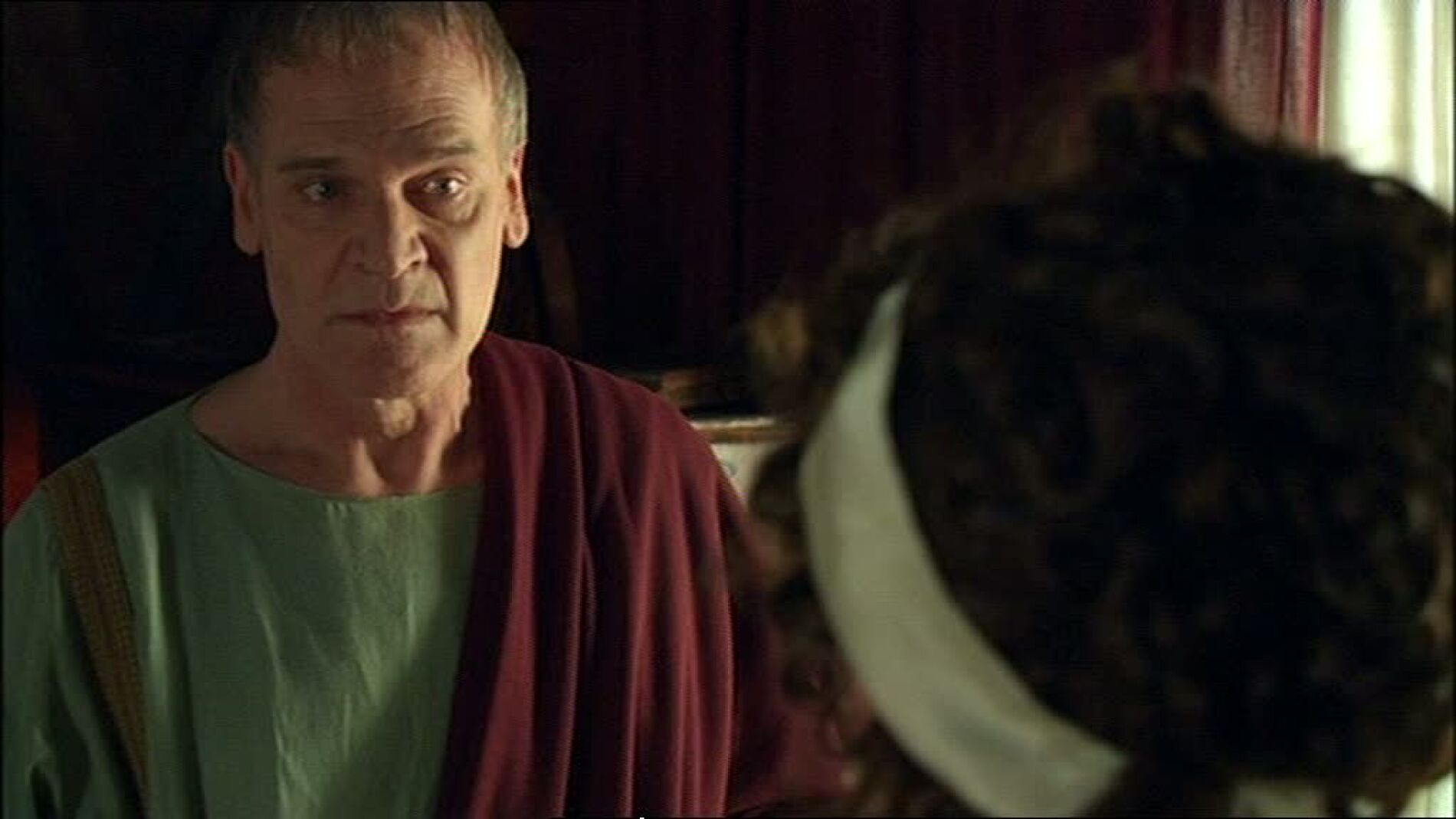 Claudia traiciona a Fabio desvelando su secreto a Galba