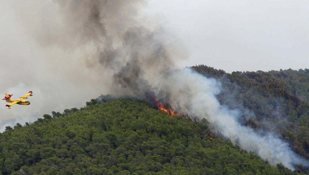 Sigue activo el incendio de Ibiza