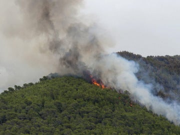 Sigue activo el incendio de Ibiza