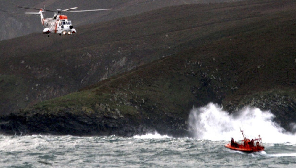 El helicóptero y la barcaza de Salvamento marítimo