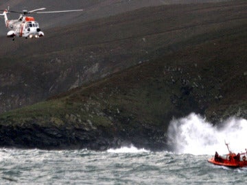 El helicóptero y la barcaza de Salvamento marítimo