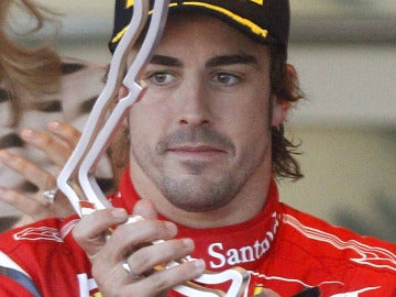 Fernando Alonso con el trofeo de segundo clasificado en Mónaco