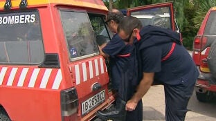 Bomberos en el incendio de Ibiza