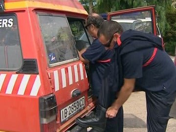 Bomberos en el incendio de Ibiza