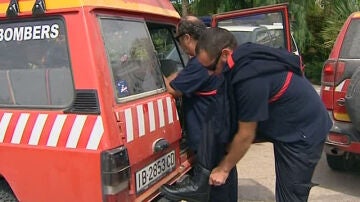 Bomberos en el incendio de Ibiza
