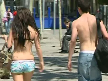Multas en Barcelona por pasear en bañador Multas en Barcelona por pasear en bañador