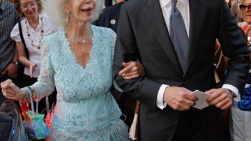 Duquesa de Alba junto a Alfonso Diez en la boda de Carmen Solís Tello