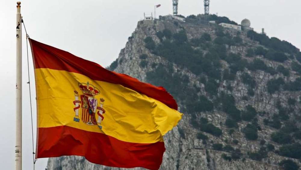 Una bandera española ondea frente al Peñón de Gibraltar