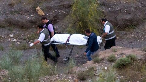 Agentes de la Polic&iacute;a Cient&iacute;fica y empleados de los servicios funerarios trasladan el cad&aacute;ver de Rosa Galera