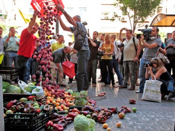 Agricultores arrojan fruta